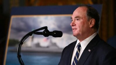 وزير البحرية الأميركية سيغادر منصبه "فورا"