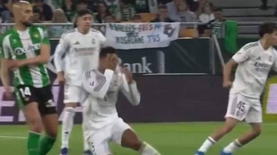 لقطة محرجة لبيلينغهام… تمثيل مثير للجدل يشعل غضب الجماهير في سقوط ريال مدريد