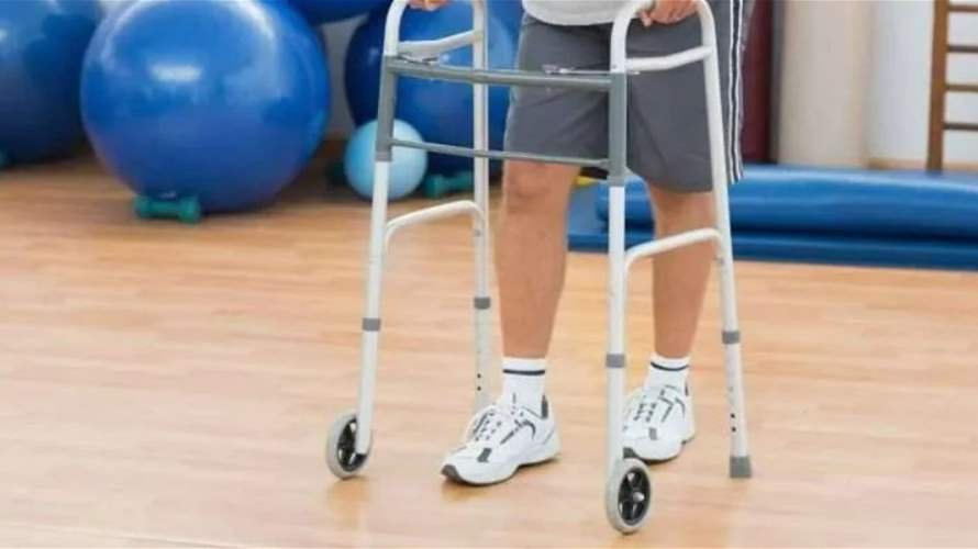 ظهور نجم عالمي مستخدمًا جهازًا للمشي… ومخاوف بشأن حالته الصحية (صورة)