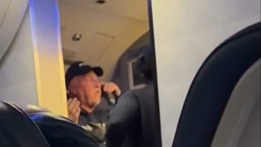 راكب يتسبب بفوضى عارمة على متن إحدى الطائرات… حاول فتح باب مخرج الطوارئ وهذا ما حصل!