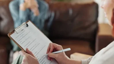أسلوب الكتابة يكشف الحالة النفسية… هل تفضح الكلمات الاكتئاب؟