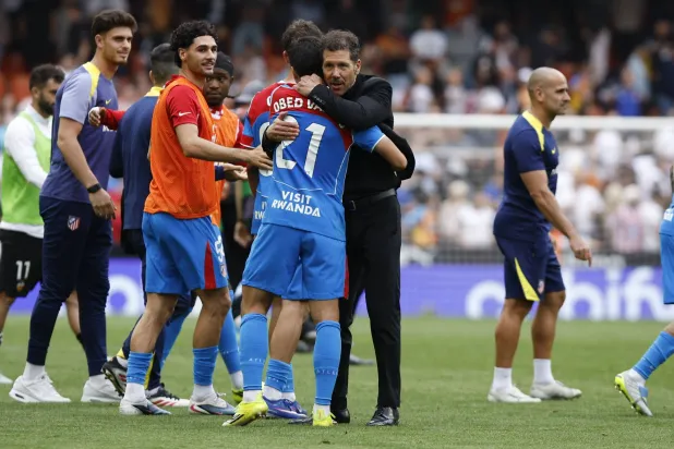 سيميوني يشيد بعمل توريس مع شباب أتلتيكو مدريد