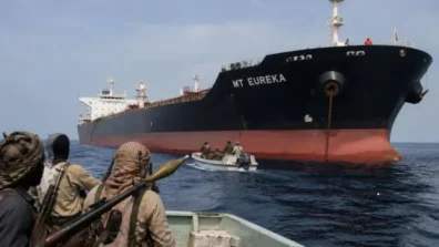 اليمن يعلن تعثر إنقاذ ناقلة نفط اختطفها قراصنة صوماليون