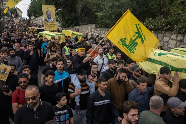 لبنان: إطلاق نار خلال تشييع في الضاحية… و«حزب الله» يمنع توقيف المسلحين