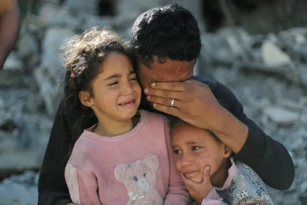 قلق بين الغزيين من التلويح بالحرب ورفض «نزع السلاح»