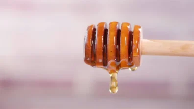 العسل وصحة الجهاز الهضمي: ماذا يحدث عند تناوله يومياً؟