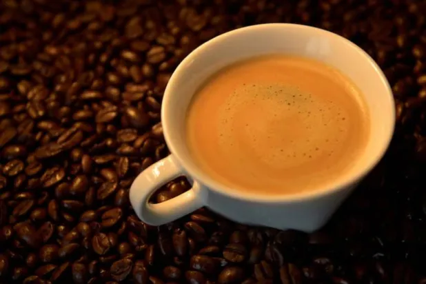 ماذا يفعل شرب القهوة صباحاً بصحة الأمعاء؟