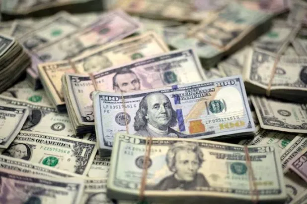 الدولار يتجه إلى أكبر مكاسب أسبوعية في أكثر من شهرين
