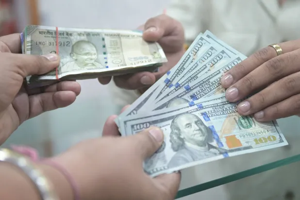 الدولار يستقر بعد تراجع حدة التوترات الجيوسياسية في الشرق الأوسط