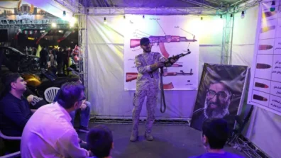 تدريب على الكلاشنيكوف في ساحات طهران مع ترقب عودة الحرب