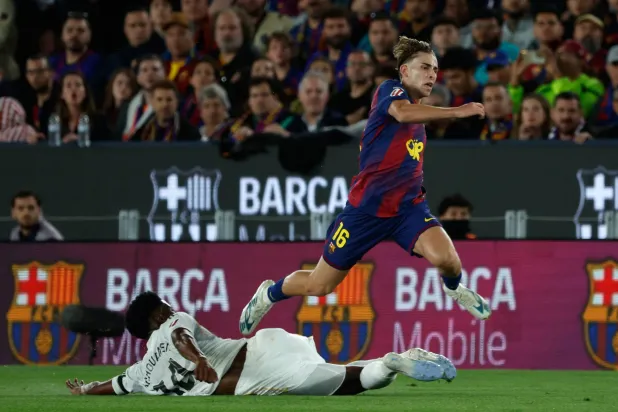 فيرمين لوبيز لاعب برشلونة يخضع لجراحة ناجحة