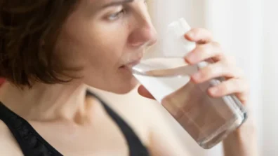 كيف يؤثر شرب الماء قبل الأكل على عملية الهضم؟