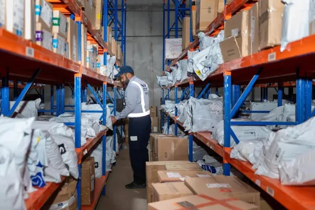 السعودية: إلزام شركات الشحن بتمكين المستهلك من فحص الطرود قبل تسلمها