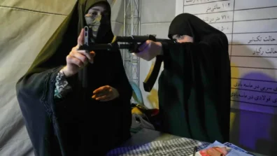 صواريخ «تزين» أعراس طهران… و«كلاشينكوف» يُدرس في الشوارع