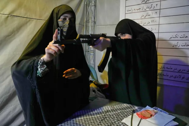 صواريخ «تزين» أعراس طهران… و«كلاشينكوف» يُدرس في الشوارع