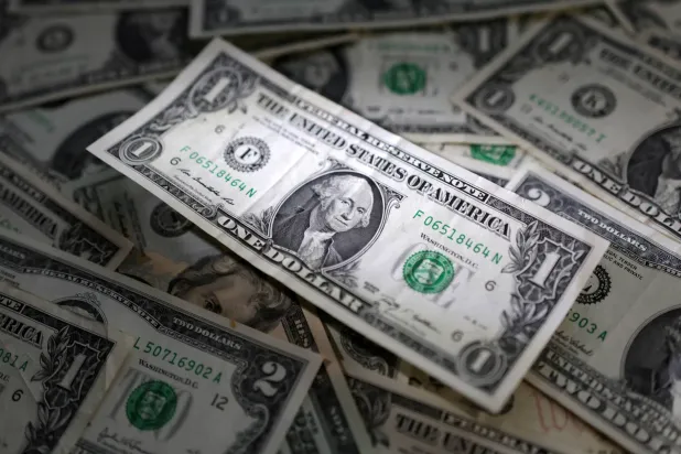 الدولار يستقر قرب أعلى مستوى في 6 أسابيع