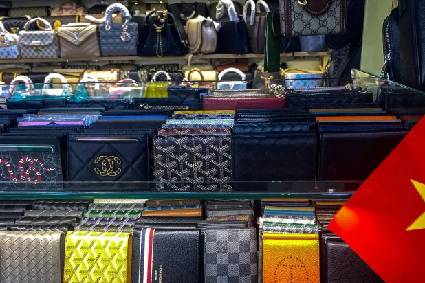 حقيبتا يد فاخرتان لسيدة أعمال فيتنامية مسجونة بيعتا بنصف مليون دولار