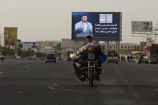 الحوثي يشرعن لجماعته التنكيل بموظفي المنظمات الدولية