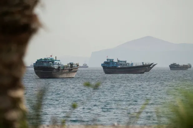 إيران تعلن عبور 35 سفينة من «هرمز»… وأميركا تدين محاولات فرض رسوم مرور