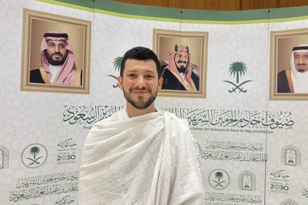 أحدهما أسره الأذان طفلاً والآخر وجد ضالته في القرآن… حكاية حاجَّين جمعتهما التلبية