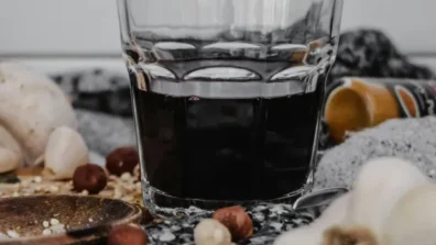الثوم والكركديه: هل يُخفضان ضغط الدم عند تناولهما معاً؟