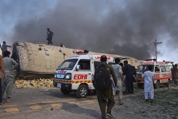 24 قتيلا على الأقل بتفجير قطار يقلّ عسكريين جنوب غربي باكستان