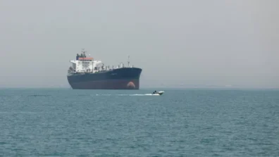 سفينتان محملتان بالنفط والغاز الطبيعي تغادران مضيق هرمز إلى باكستان والصين