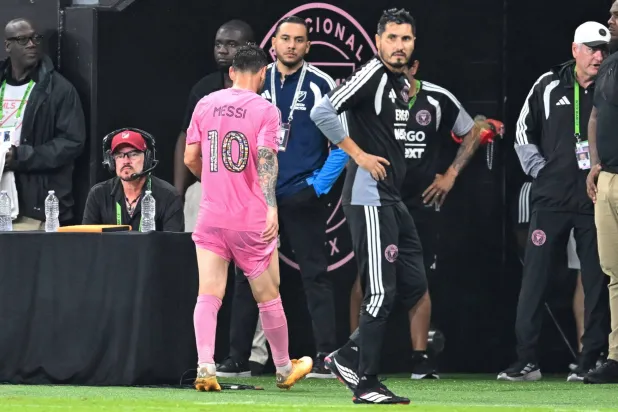 استبدال ميسي في آخِر مبارياته مع إنتر ميامي قبل «كأس العالم» بعد شعوره بألم