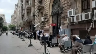 طوابير المصريين أمام ماكينات الصراف الآلي… أزمة متكررة تعكر صفو الأعياد
