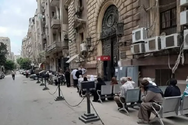 طوابير المصريين أمام ماكينات الصراف الآلي… أزمة متكررة تعكر صفو الأعياد