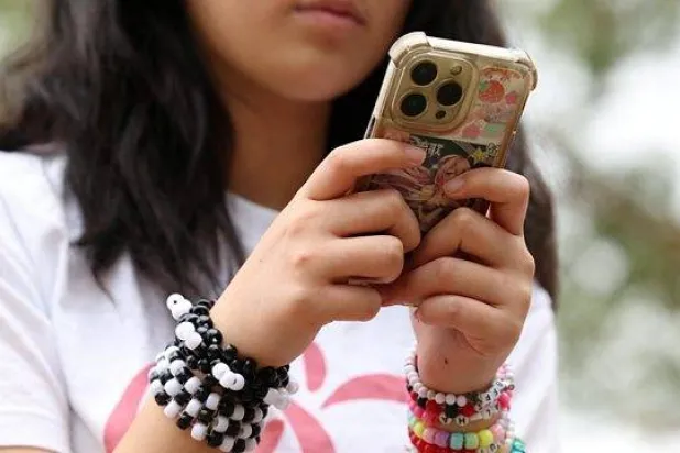 أطباء بريطانيون: وسائل التواصل الاجتماعي ضارة للشباب مثل التدخين