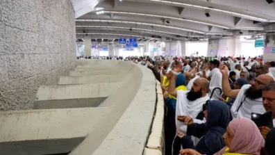 حجاج بيت الله الحرام يبدأون رمي جمرة العقبة الكبرى