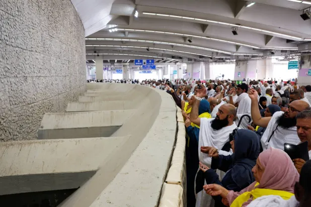 حجاج بيت الله الحرام يبدأون رمي جمرة العقبة الكبرى