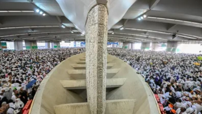 الحجاج يرمون جمرة «العقبة» ويتحللون… ويستقبلون أول أيام التشريق