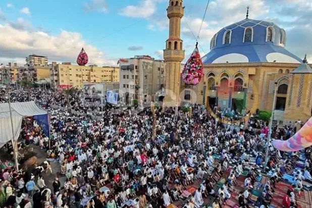 المصريون يحتفلون بالعيد في الشواطئ والحدائق