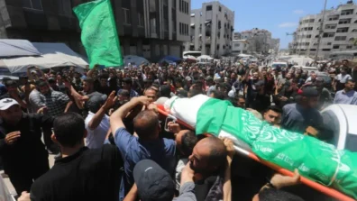 بالصور: فلسطينيون يشيّعون جثمان قائد «القسام»… وإسرائيل تكثف هجماتها