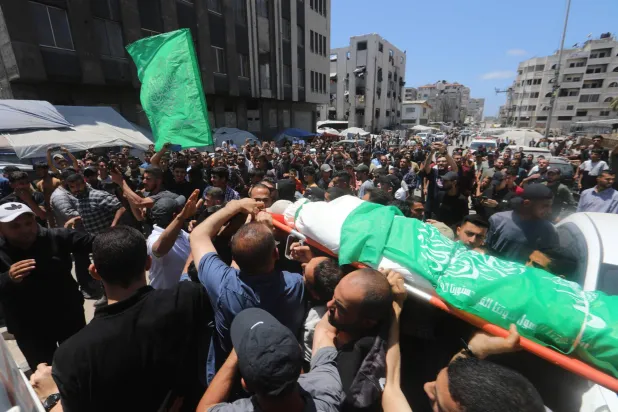 بالصور: فلسطينيون يشيّعون جثمان قائد «القسام»… وإسرائيل تكثف هجماتها