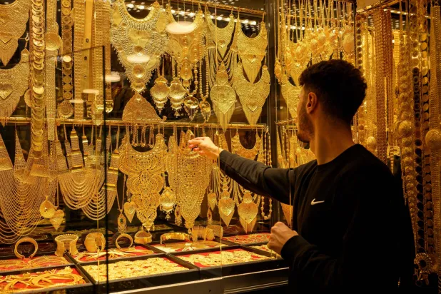 الذهب يهبط لأدنى مستوى في شهرين بضغط من التصعيد بين واشنطن وطهران