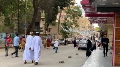 «حوالات الأقارب» تدعم استقرار السودانيين في مصر