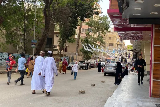 «حوالات الأقارب» تدعم استقرار السودانيين في مصر