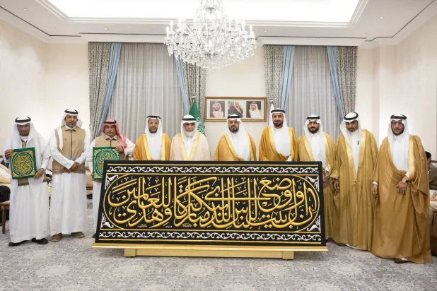 نائب أمير مكة المكرمة يُسلّم كسوة الكعبة للسدنة