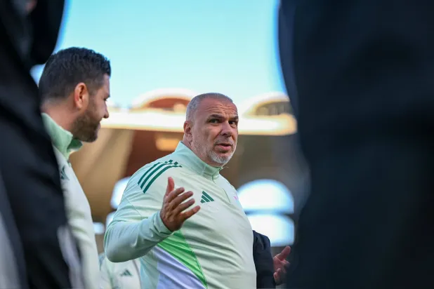 منتخب الإمارات يقيل مدربه الروماني أولاريو كوزمين
