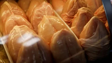 غسل الدجاج قبل الطهي… أضرار أكثر من الفوائد