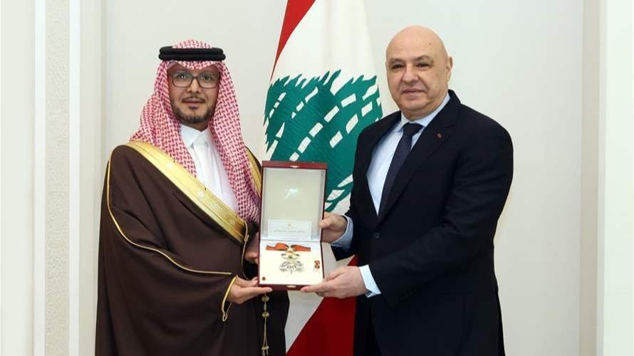 الرئيس عون قلّد السفير السعوديّ وسام الأرز الوطنيّ