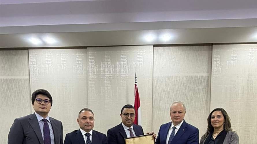 السفير الروسي يهنّئ مدعي عام التمييز ويقدّم له درعاً تقديرياً