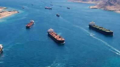 3 ناقلات تغادر مضيق هرمز مع إغلاق أجهزة الإرسال والاستقبال