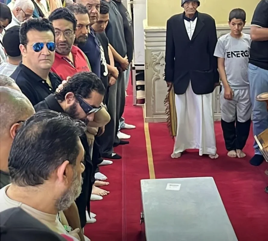 الحزن يخيّم على أحمد حلمي بجنازة والدته