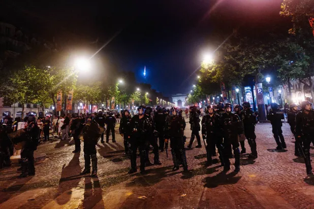 فرنسا: توقيف 980 شخصاً وإصابة 178 شرطياً في احتفالات تتويج سان جيرمان