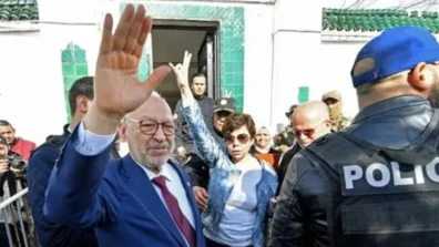 محكمة تونسية تقضي بسجن زعيم حركة النهضة راشد الغنوشي مدى الحياة