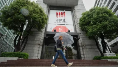 طوكيو تحذر المضاربين بالين وسط مؤشرات غامضة على التدخل